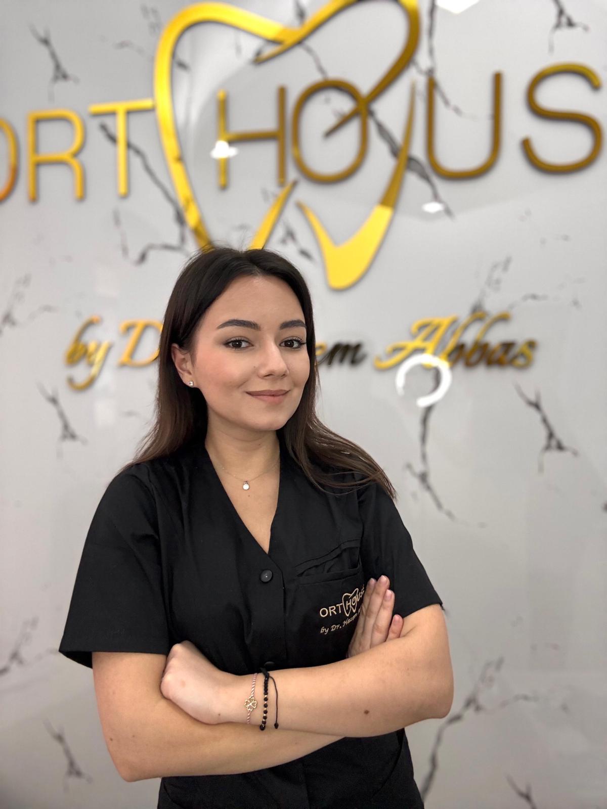 Dr. Denisa Surdu - Rezident parodontologie OrtHouse